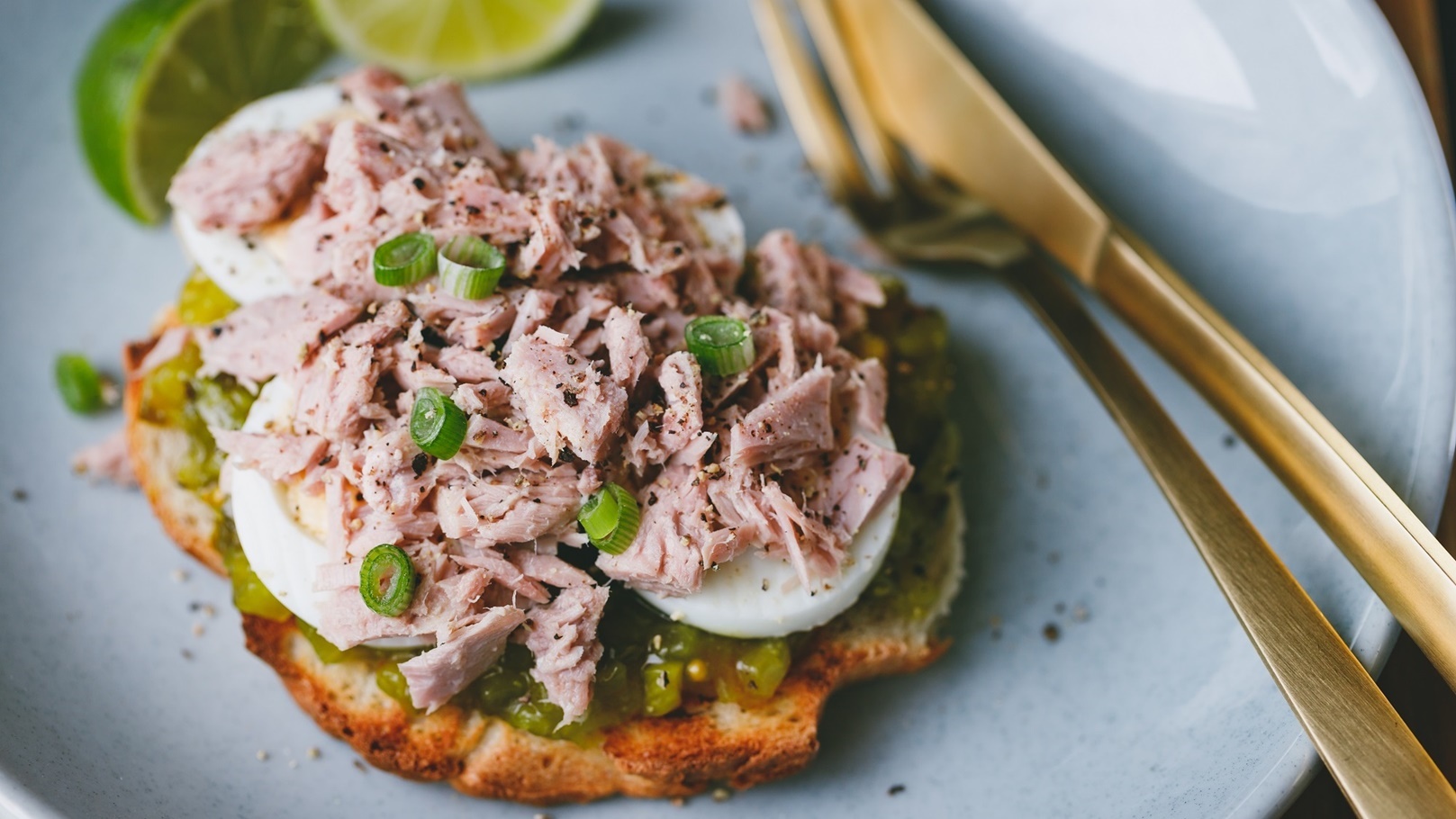 البيض المحشي بالتونة