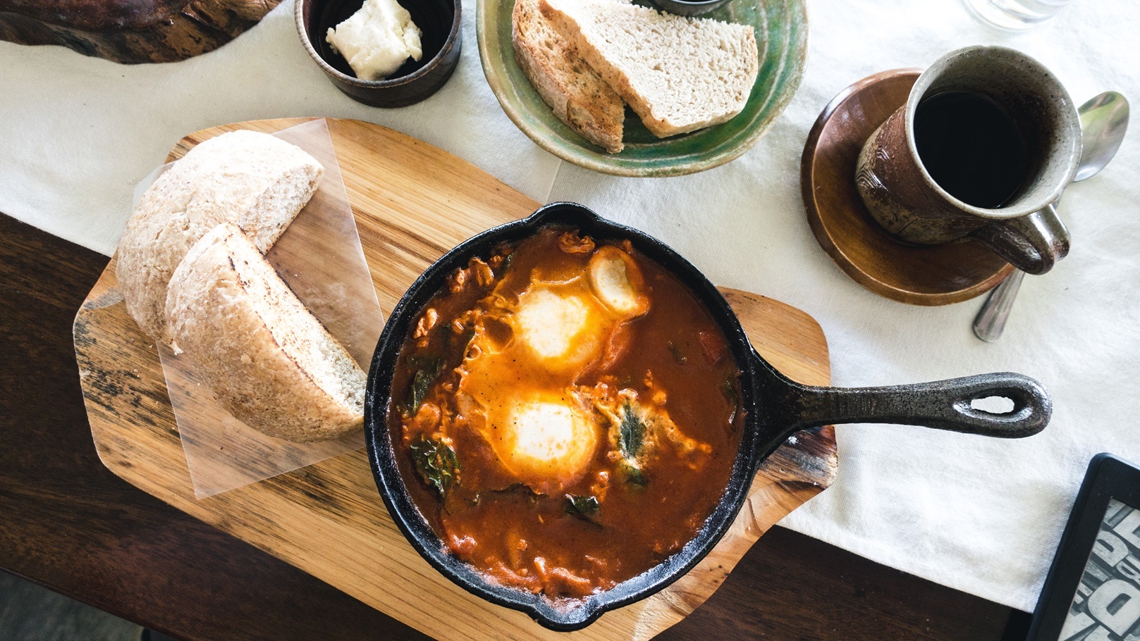 فول بالبيض والبسطرمة