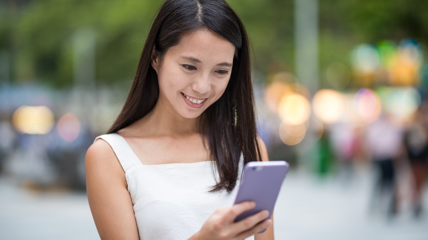 woman-use-of-mobile-phone-2021-08-28-20-03-58-utc