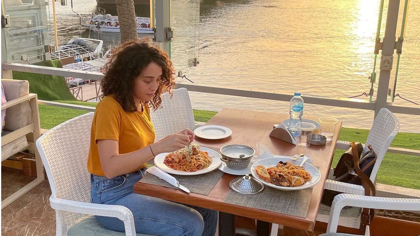 تناول الطعام في حلاوة وزعتر