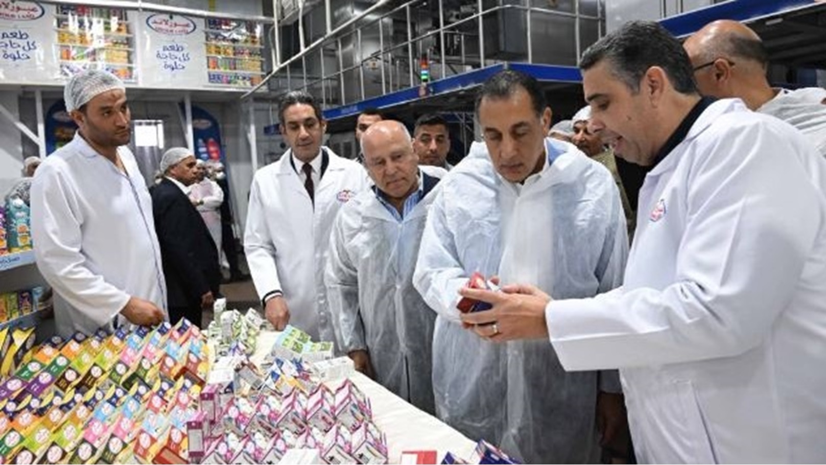 رئيس الوزراء في زيارة لمصنع عبور لاند