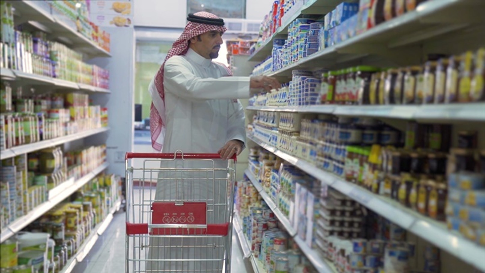 clip-14591-saudi-gulf-man-shopping-food-canning-section-inside-superma-thumbnail
