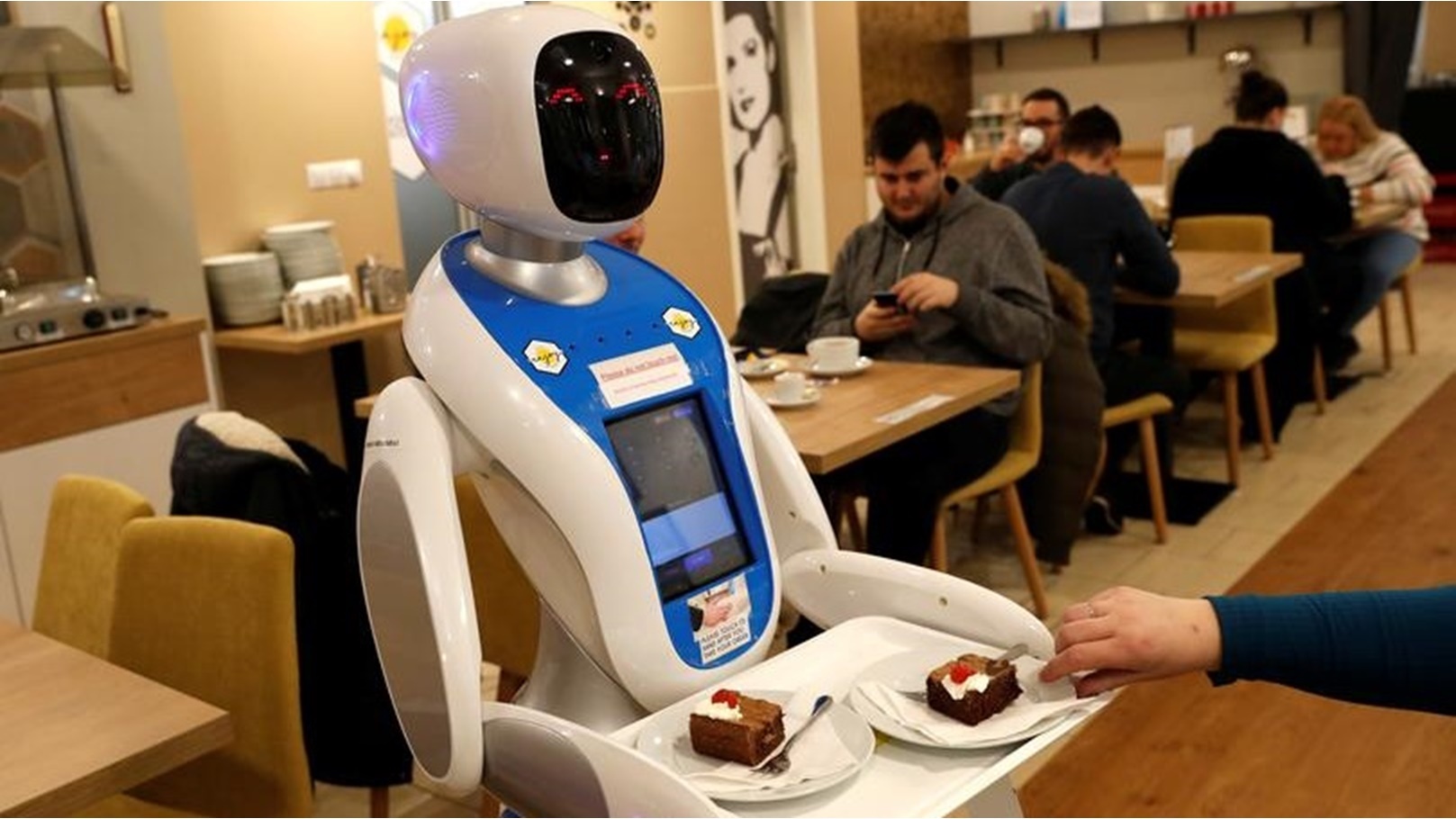 روبوت يعد الطعام