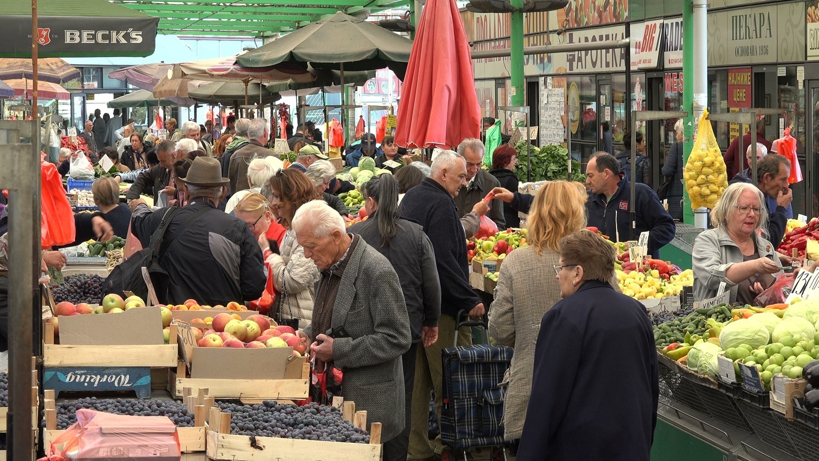 crowds-people-do-grocery-shopping-footage-085452700_prevstill