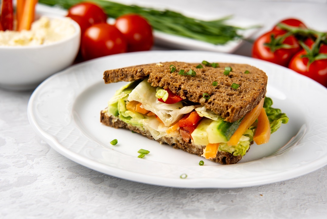 vegan-sandwich-with-hummus-and-vegetables
