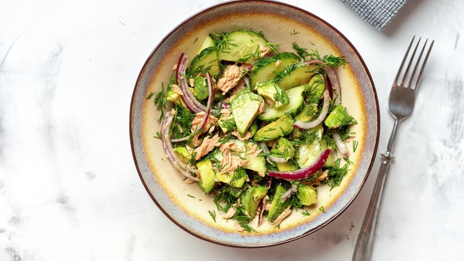 سلطة فراخ بالليمون والأفوكادو