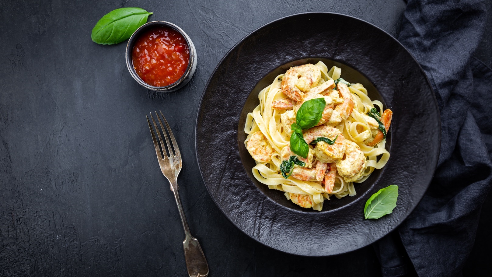 pasta-in-a-creamy-sauce-with-shrimp-2022-01-14-08-06-00-utc