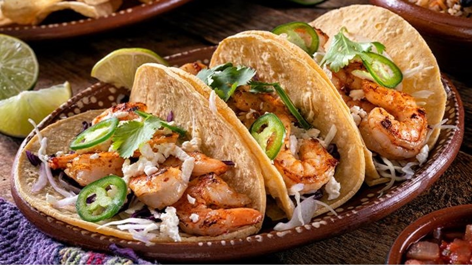 تاكو الجمبري والليمون والكزبرة