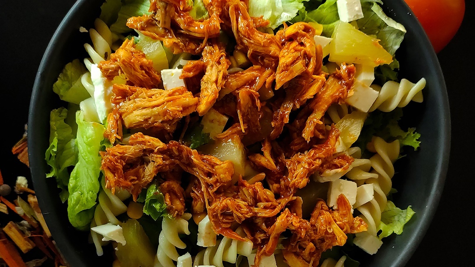 سلطة المكرونة بالدجاج والبطاطا الحلوة