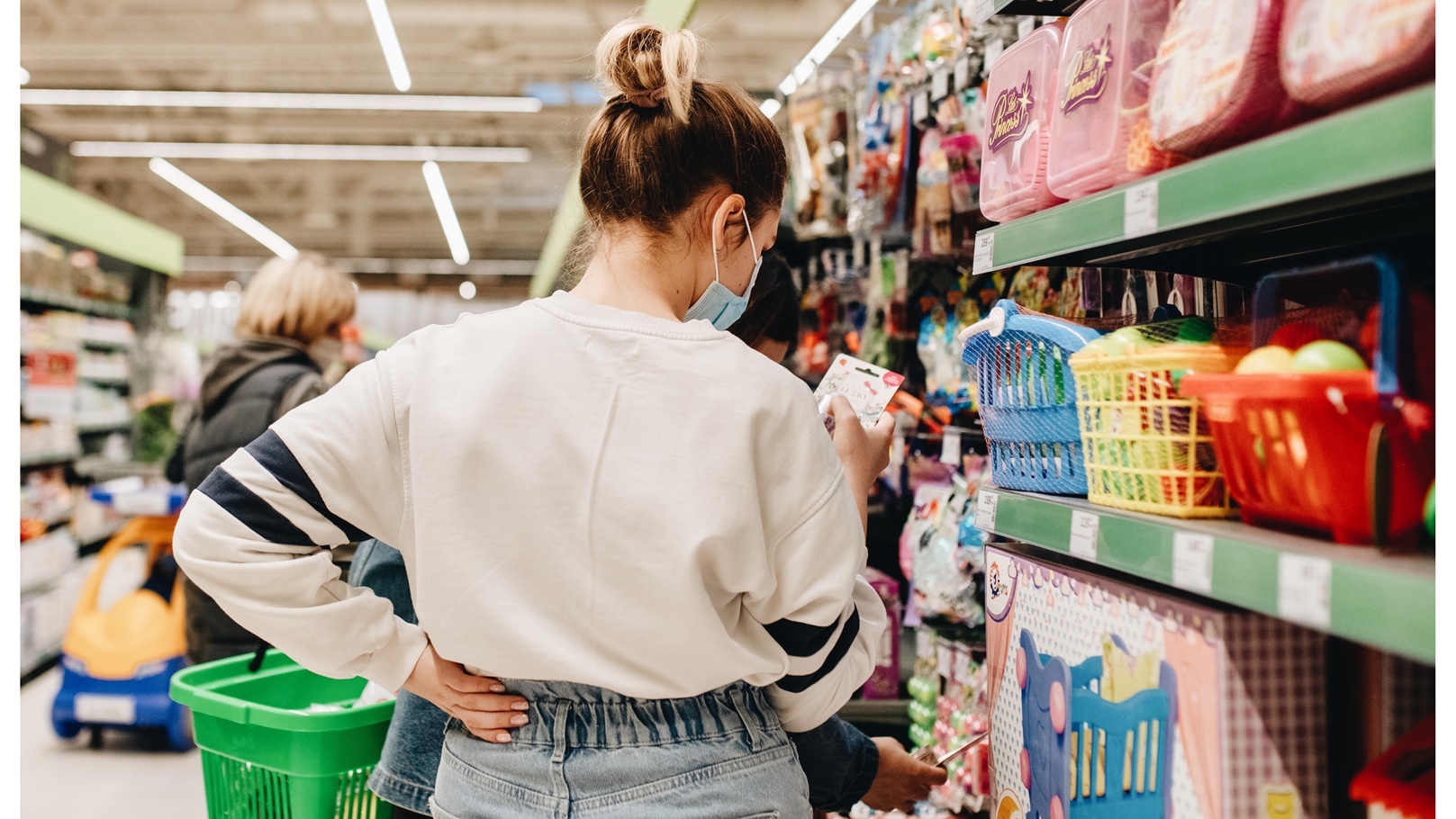 people-shopping-in-a-retail-store-wearing-masks-fr-2021-08-31-10-43-50-utc