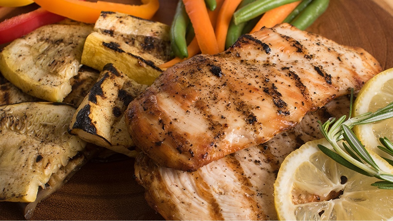 الدجاج المخبوز بشانتي الكزبرة