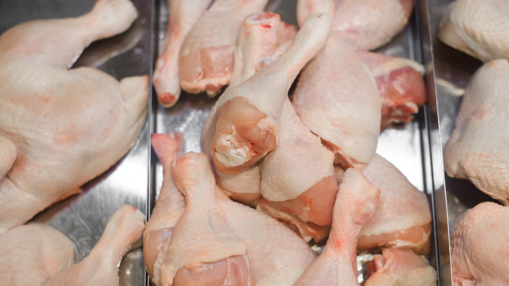 raw-chicken-legs-on-a-display-case-in-a-store-clo-2022-01-06-16-35-37-utc
