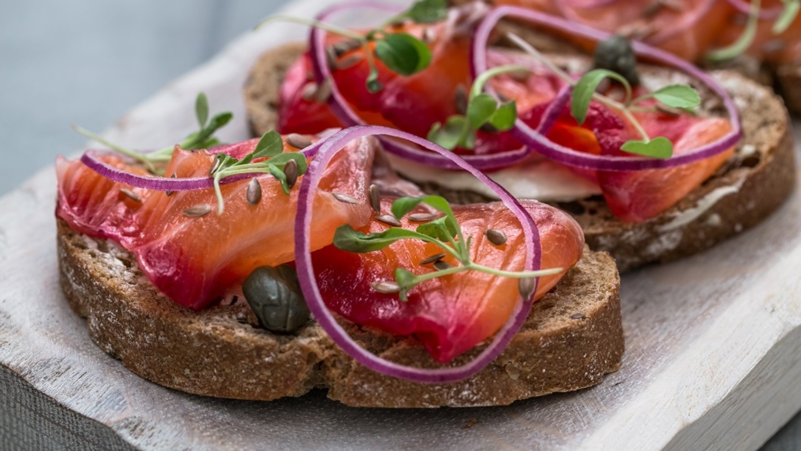 سلمون مدخن بالبنجر