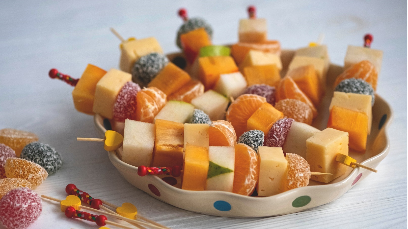 أعواد الجبن والفاكهة
