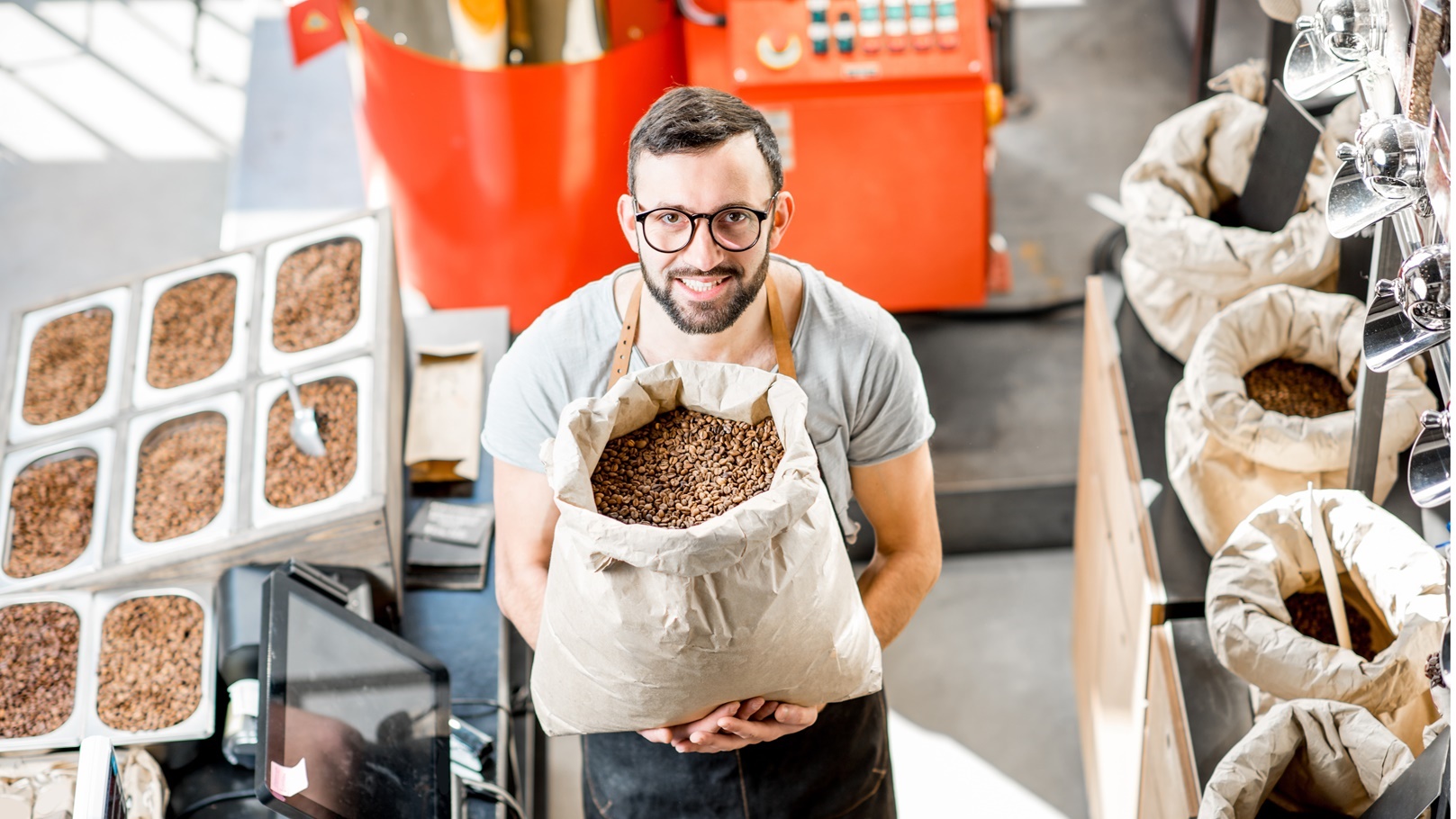 sales-person-in-the-coffee-store-2021-12-13-22-54-31-utc