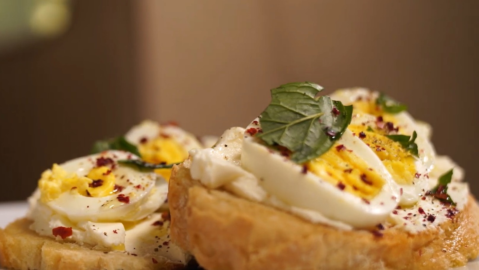 توست اللبنة بالبيض في الخبز الإيطالي