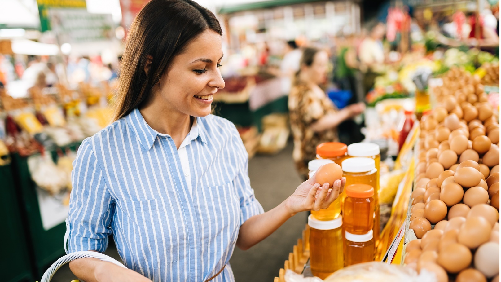 portrait-of-beautiful-woman-holding-shopping-baske-2021-08-26-17-33-22-utc