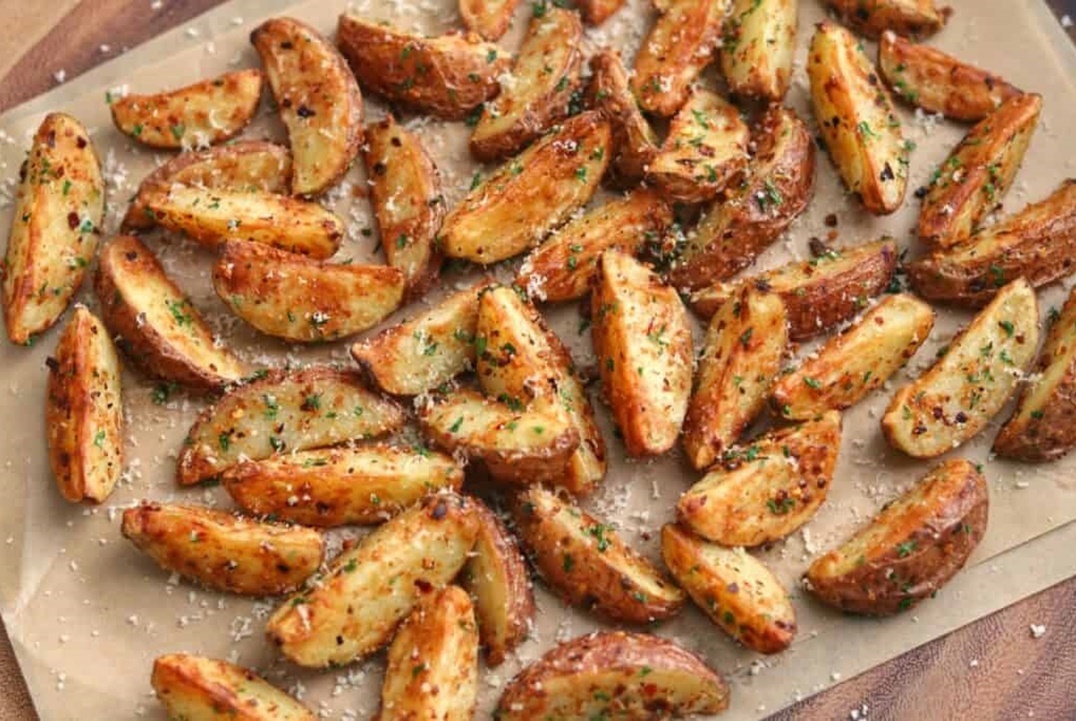 garlic-parmesan-air-fryer-red-potatoes-recipe-featured-image-1024x683