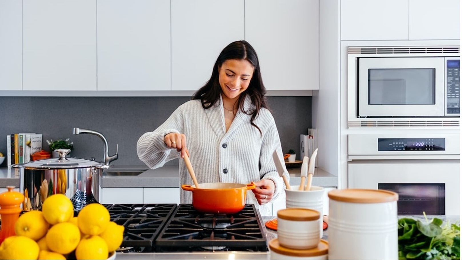 photo-1556911220-e15b29be8c8f