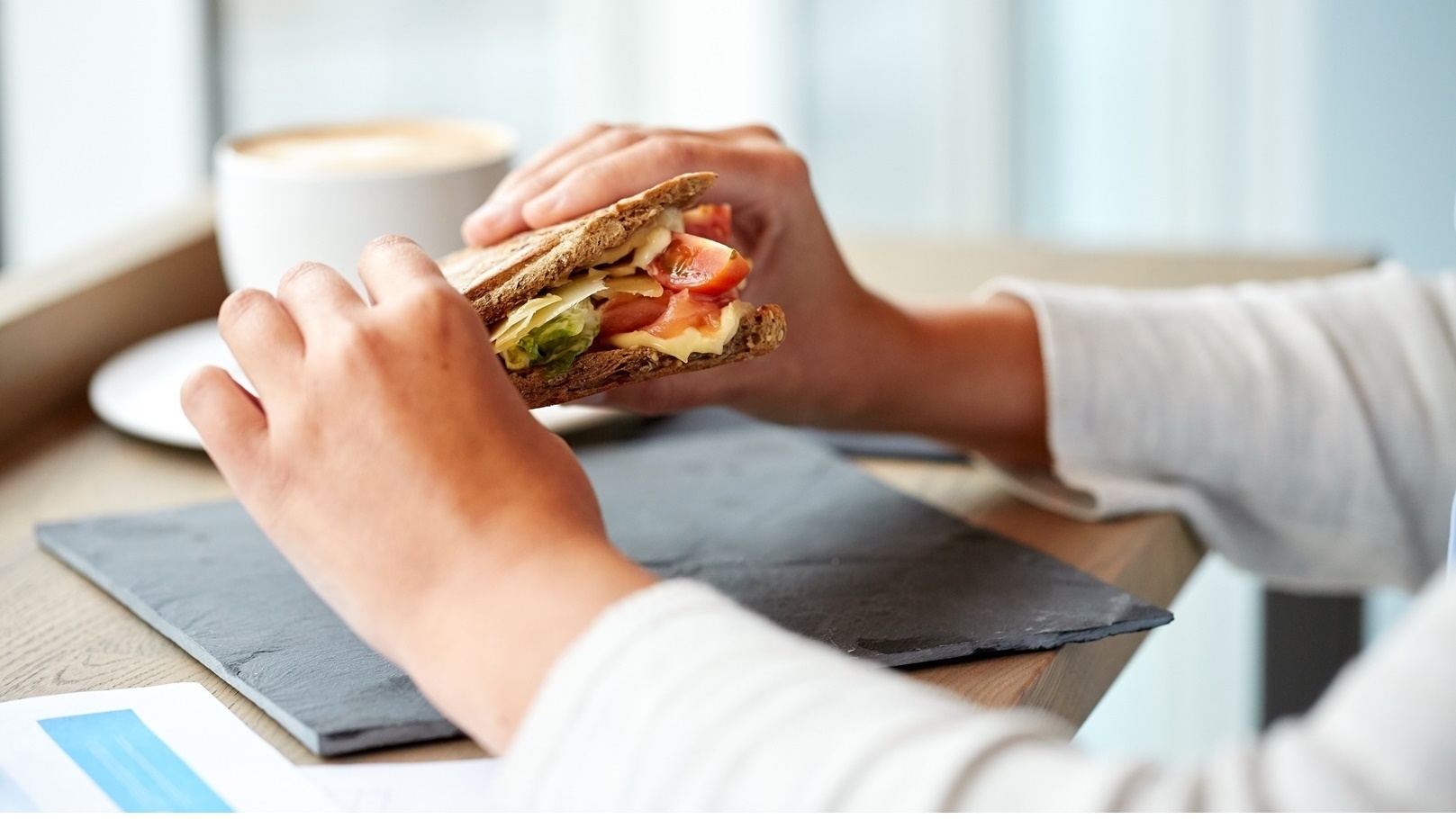 طريقة عمل ساندوتشات الكفتة بالخضار