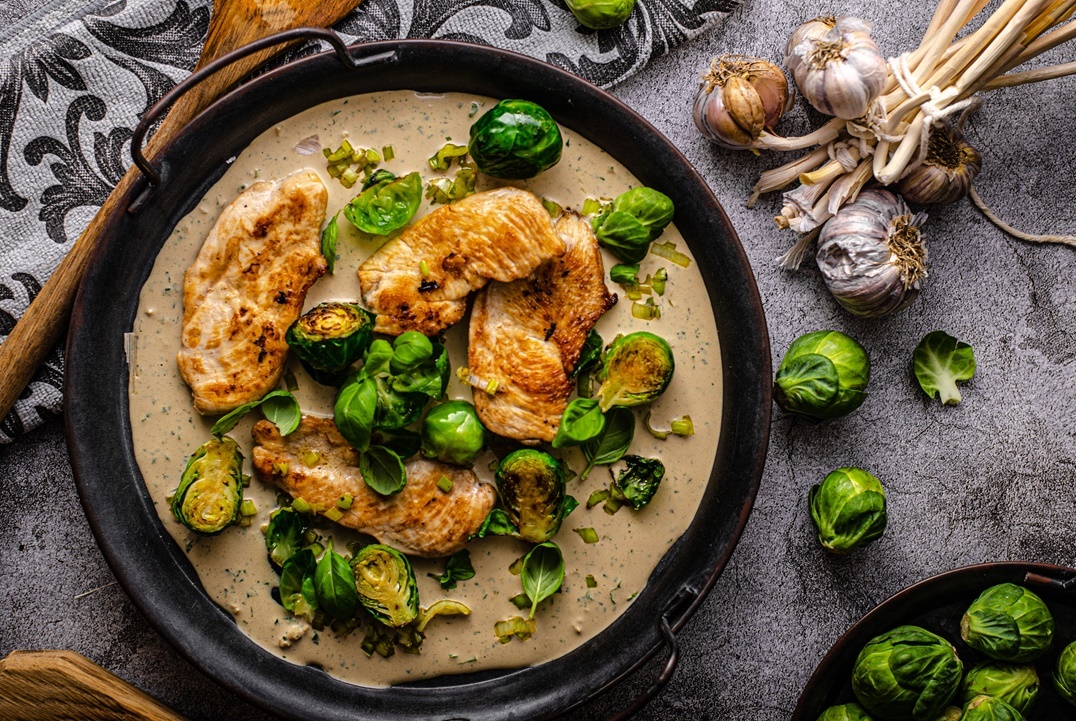 grilled-chicken-with-garlic-cream-2021-10-21-04-23-33-utc