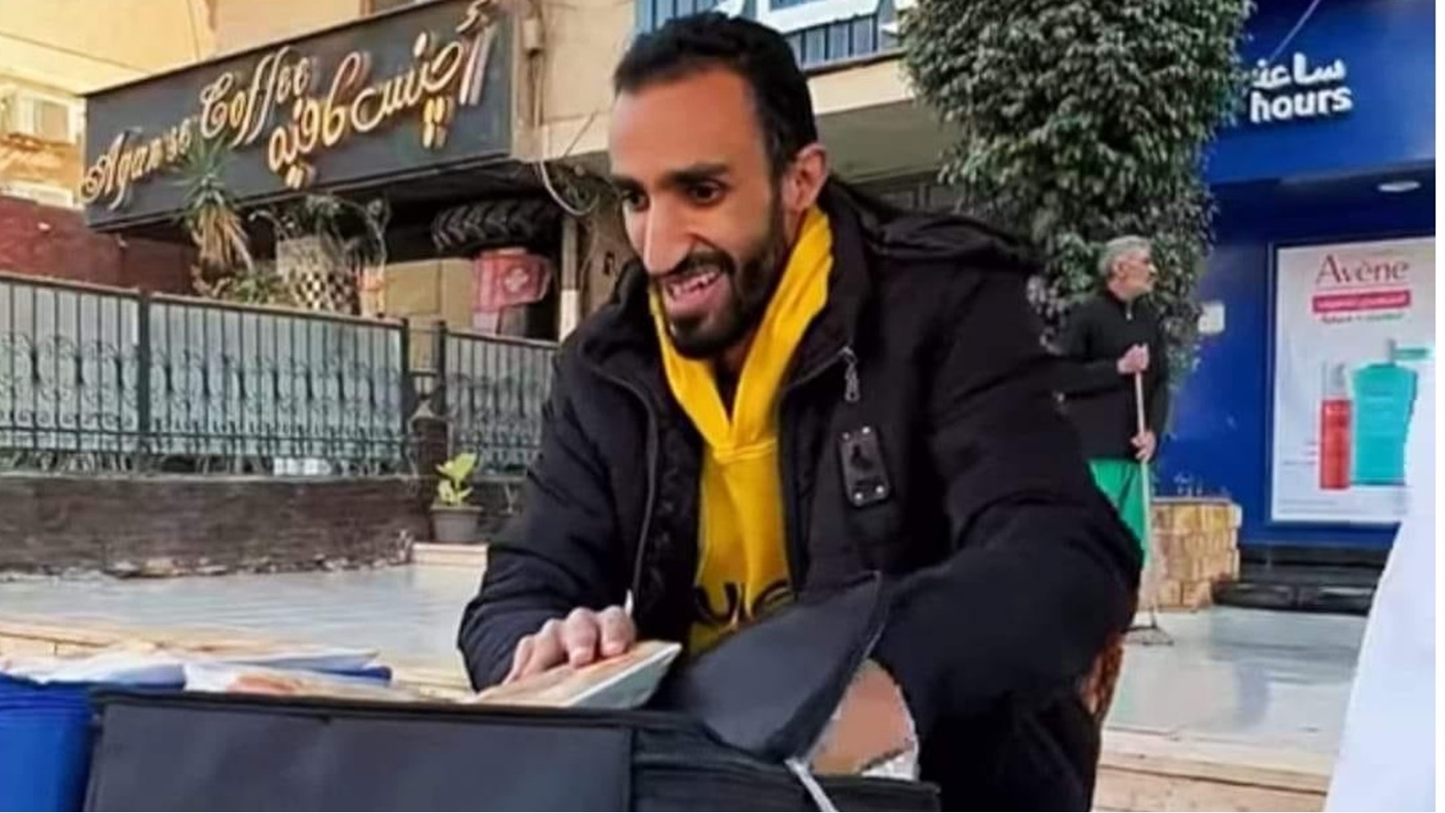 مصطفى مع مشروعه