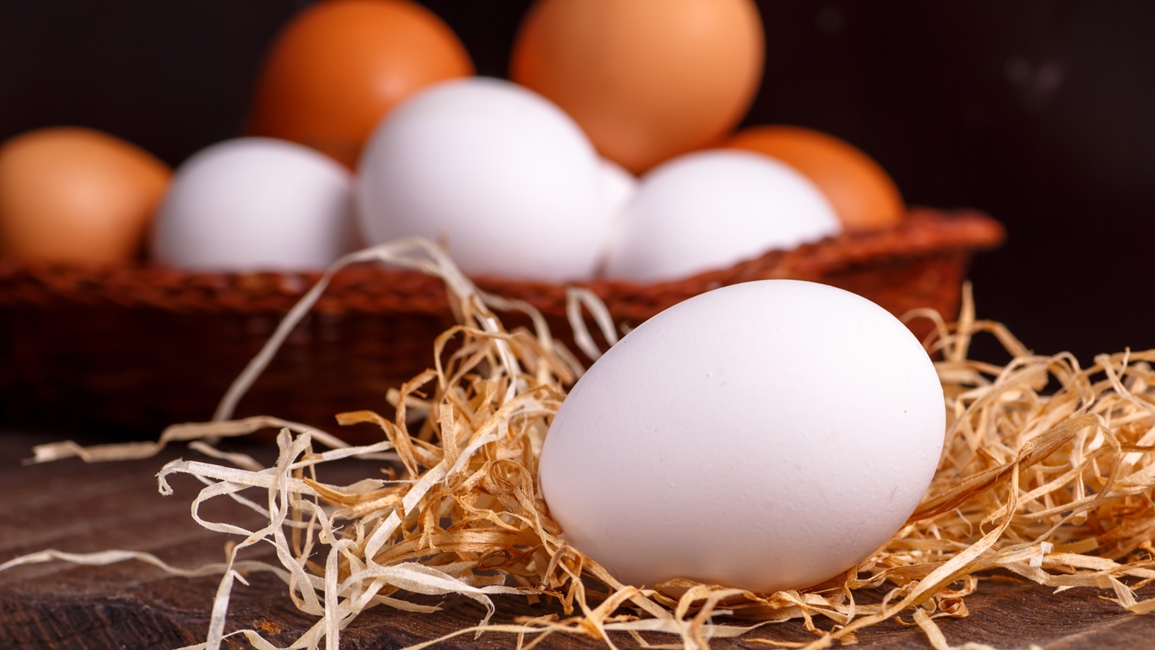 لون القشرة ليس له علاقة كبيرة بعناصر الغذائية التي تحتوي عليها