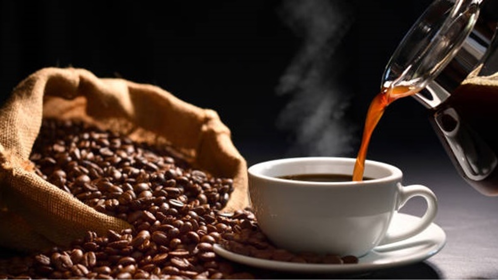 الأشخاص الذين يشربون القهوة أقل عرضة للإصابة بخرف الشيخوخة ومرض الزهايمر