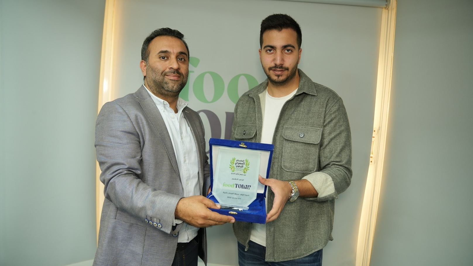 أحمد عبود خلال تسلمه درع تكريم المهرجان المصري للزيتون