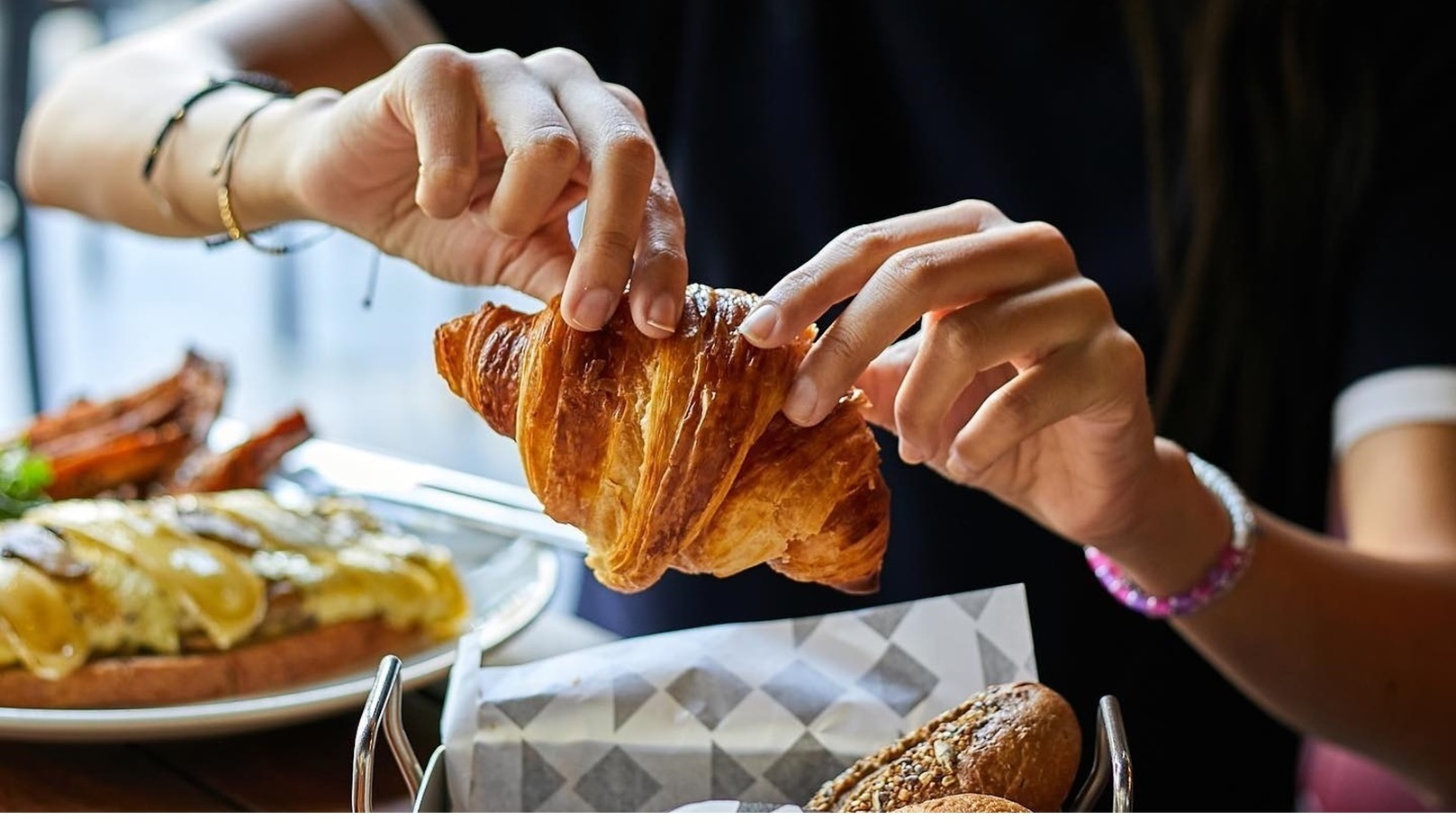 طريقة عمل الكرواسون بالجبنة والزعتر