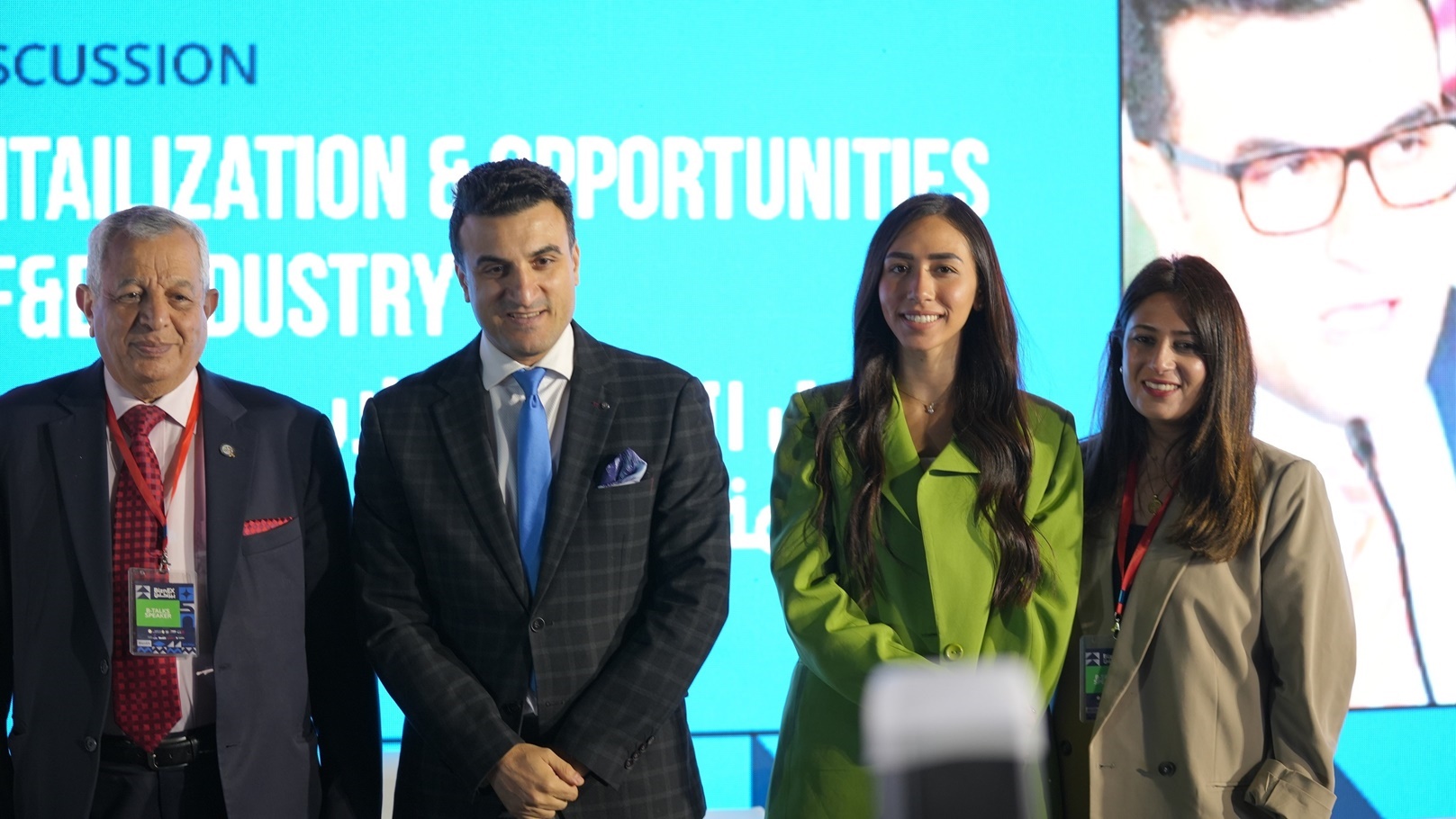 فيروز خالد خلال الجلسة