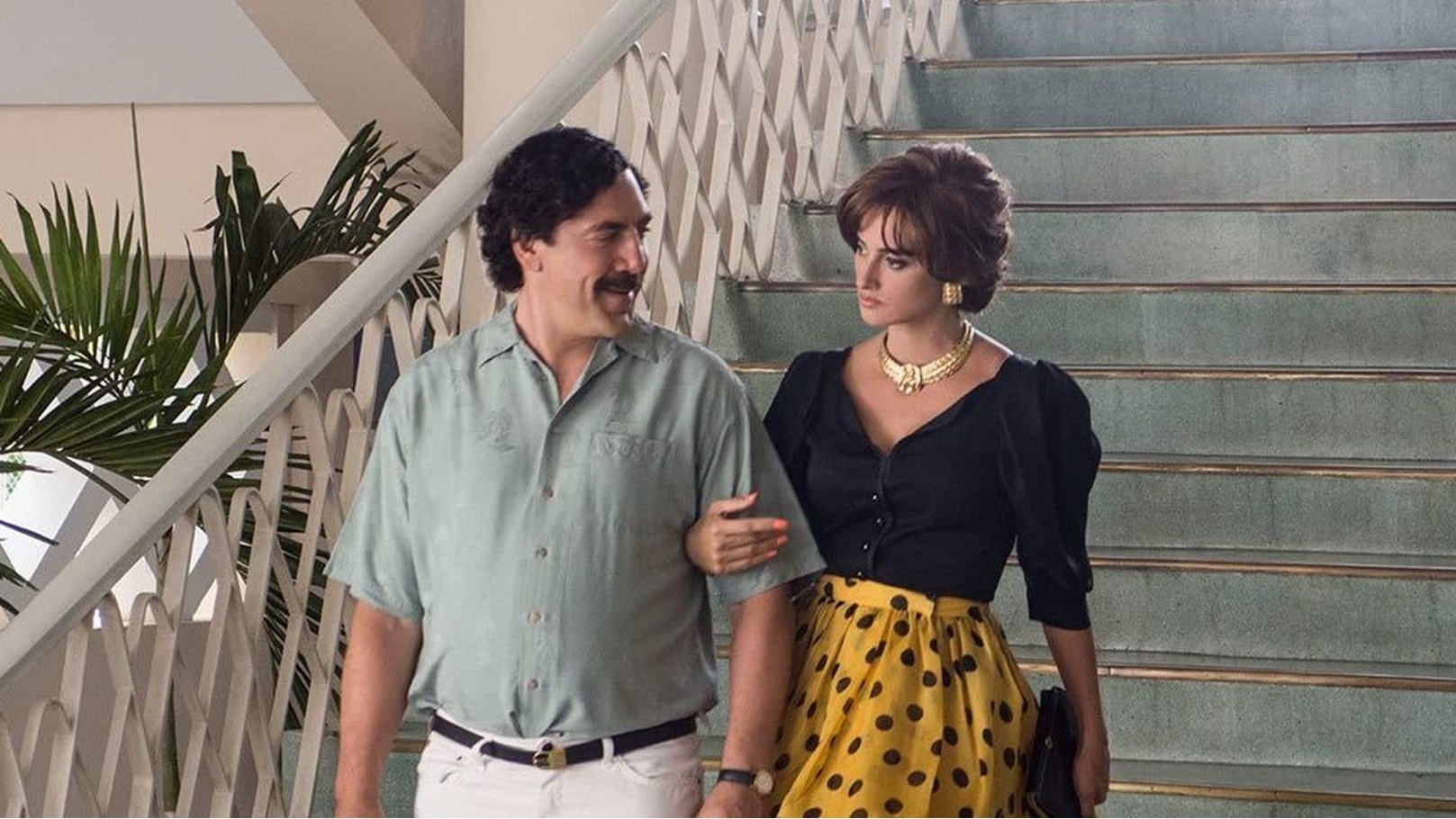 النجم خافيير باردم مع زوجته بينولبي كروز في فيلم Loving Pablo