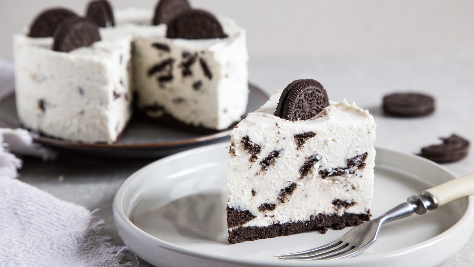 creamy-no-bake-cheesecake-with-chocolate-cookies-2021-08-27-11-35-49-utc