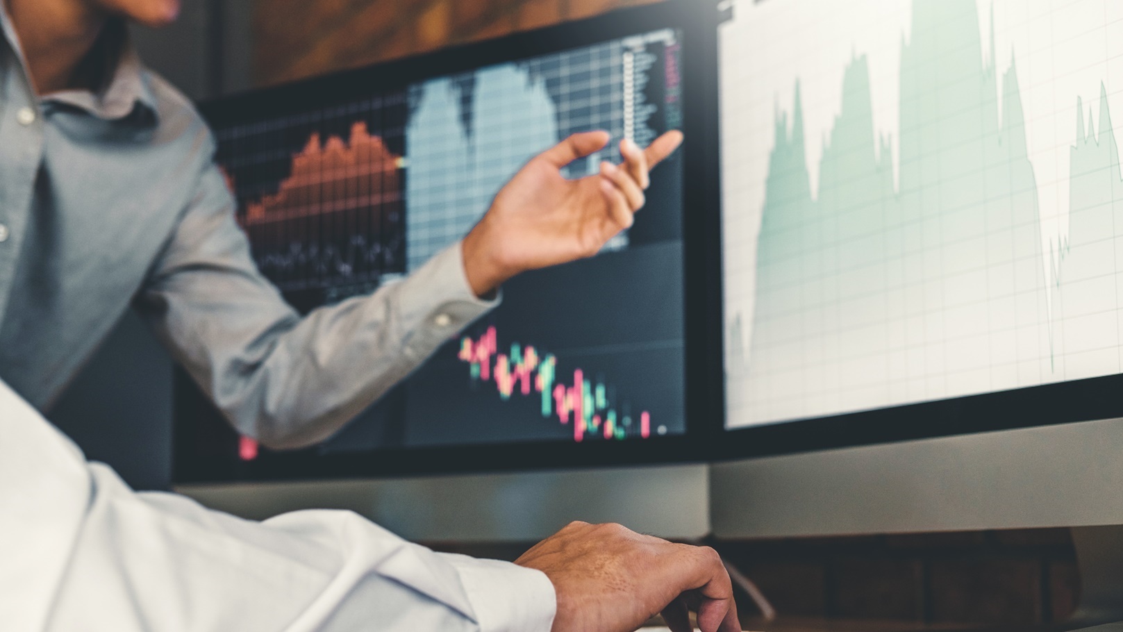 investment-stock-market-entrepreneur-business-man-2021-08-31-09-15-35-utc