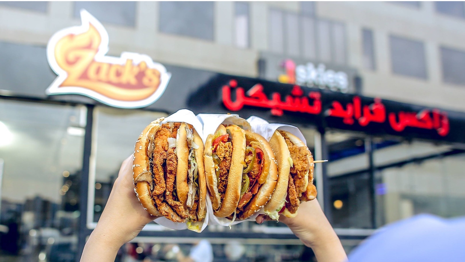 سندويتشات زاكس أمام المطعم