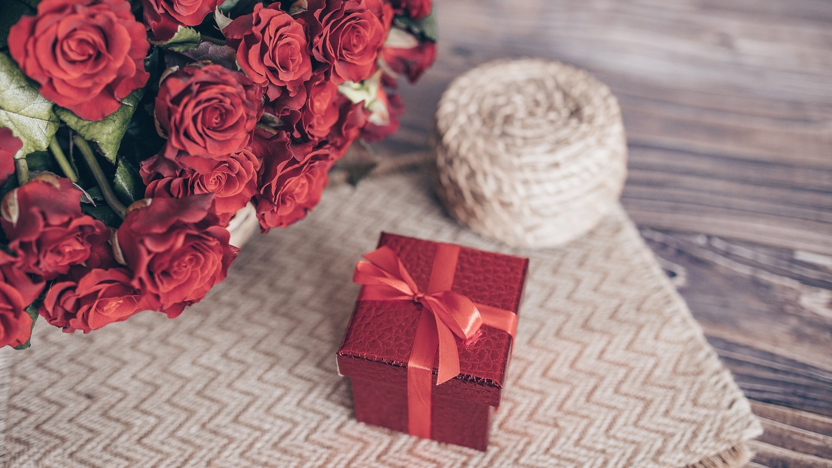 gift-and-red-roses-for-valentine-s-day-2022-02-10-04-11-55-utc