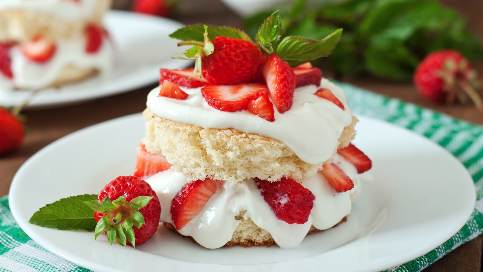 طريقة عمل كيك الفراولة بالكريمة