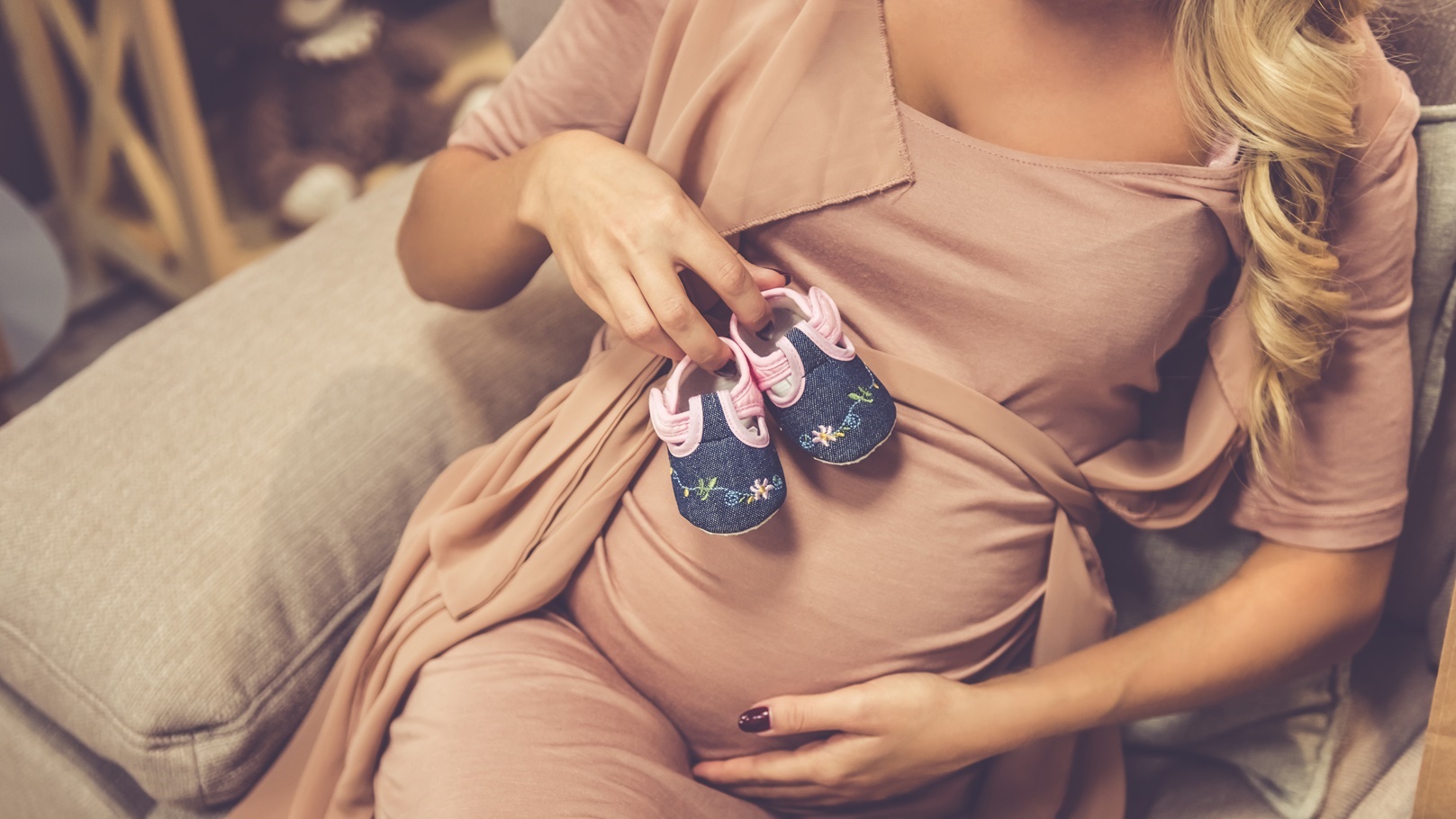 beautiful-pregnant-woman-2021-08-29-16-09-50-utc