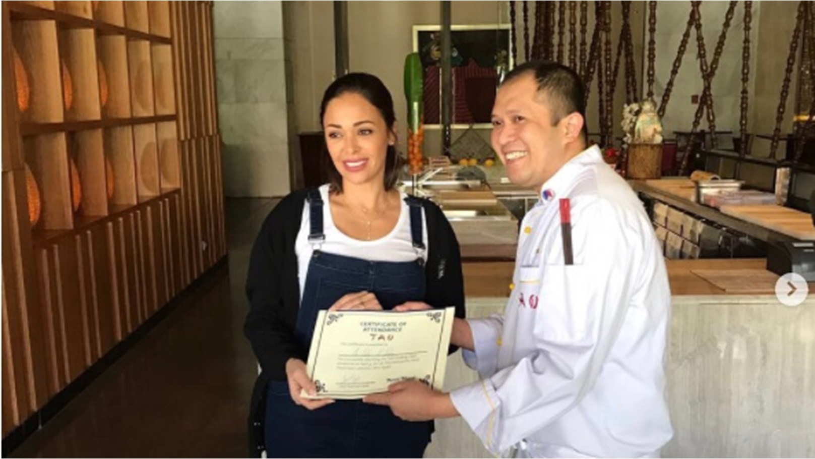 داليا البحيري مع شيف مطعم TAO Cairo