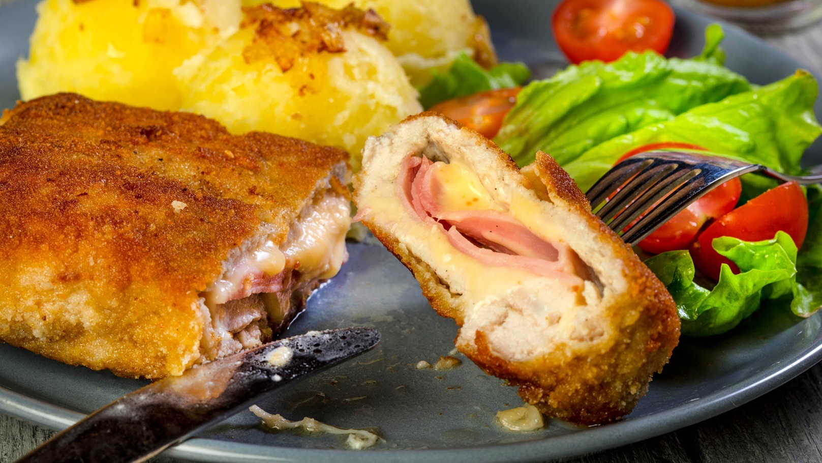 صدور الدجاج بطريقة الكوردن بلو