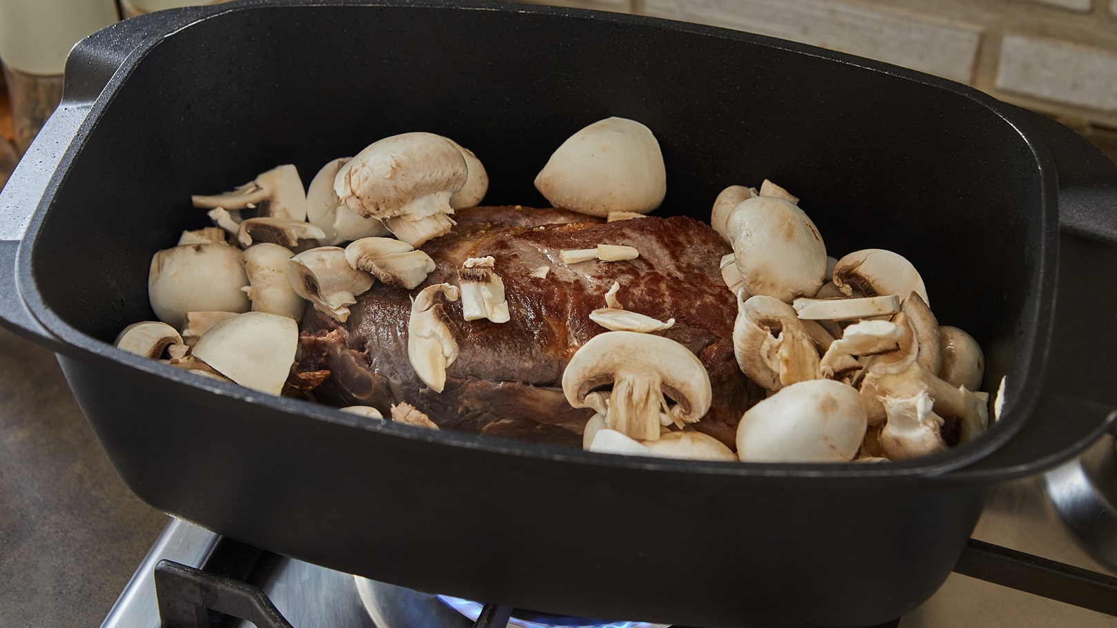 استيك مع الصوص البني