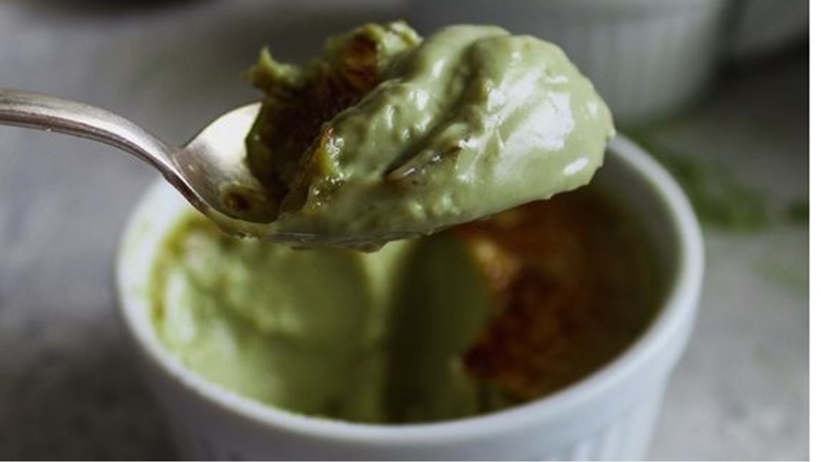 ملعقة كريم كراميل بالشاي الأخضر