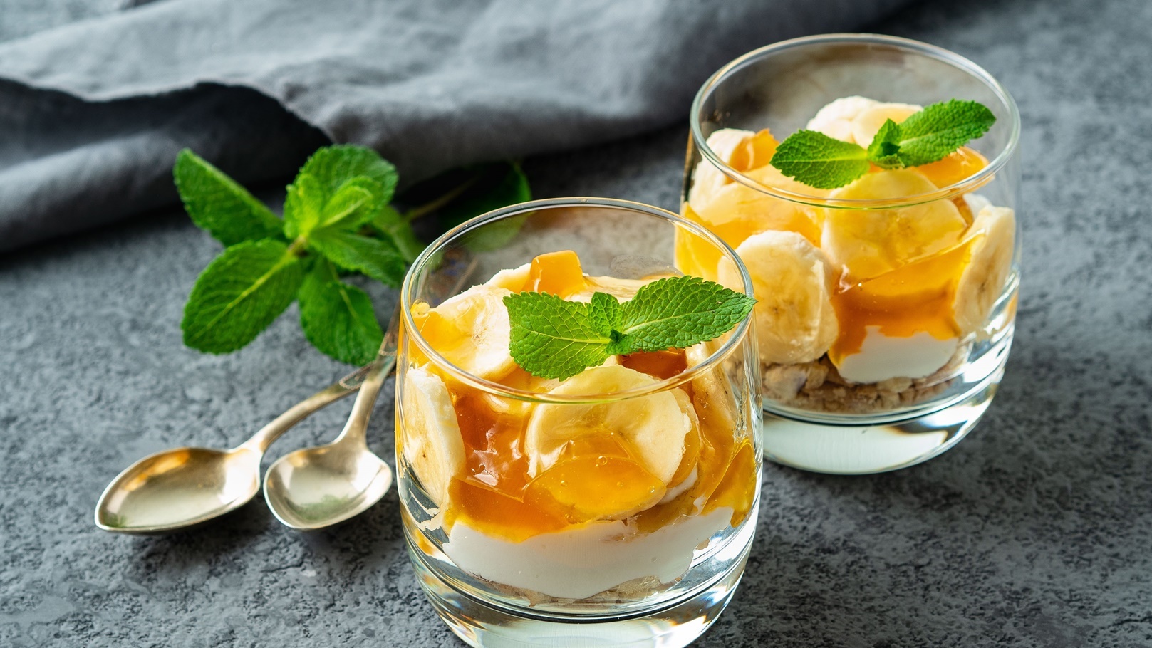 طبقات الترايفل بالموز والكاسترد