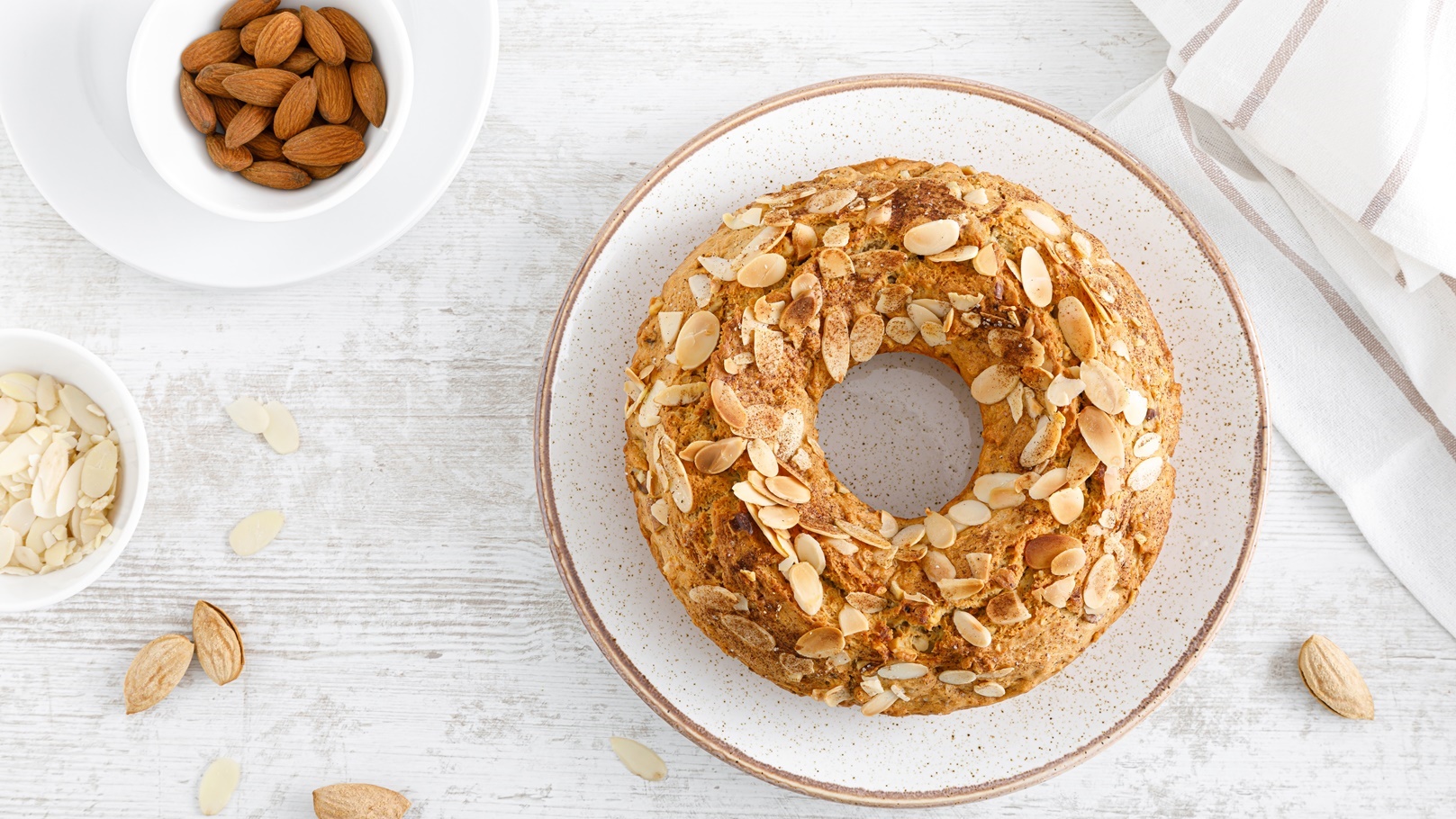 حلوى كيك الزبادي باللوز