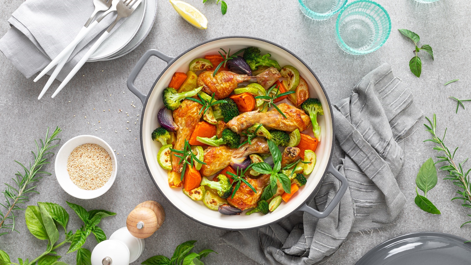 صينية دبابيس الدجاج وصوص الثوم