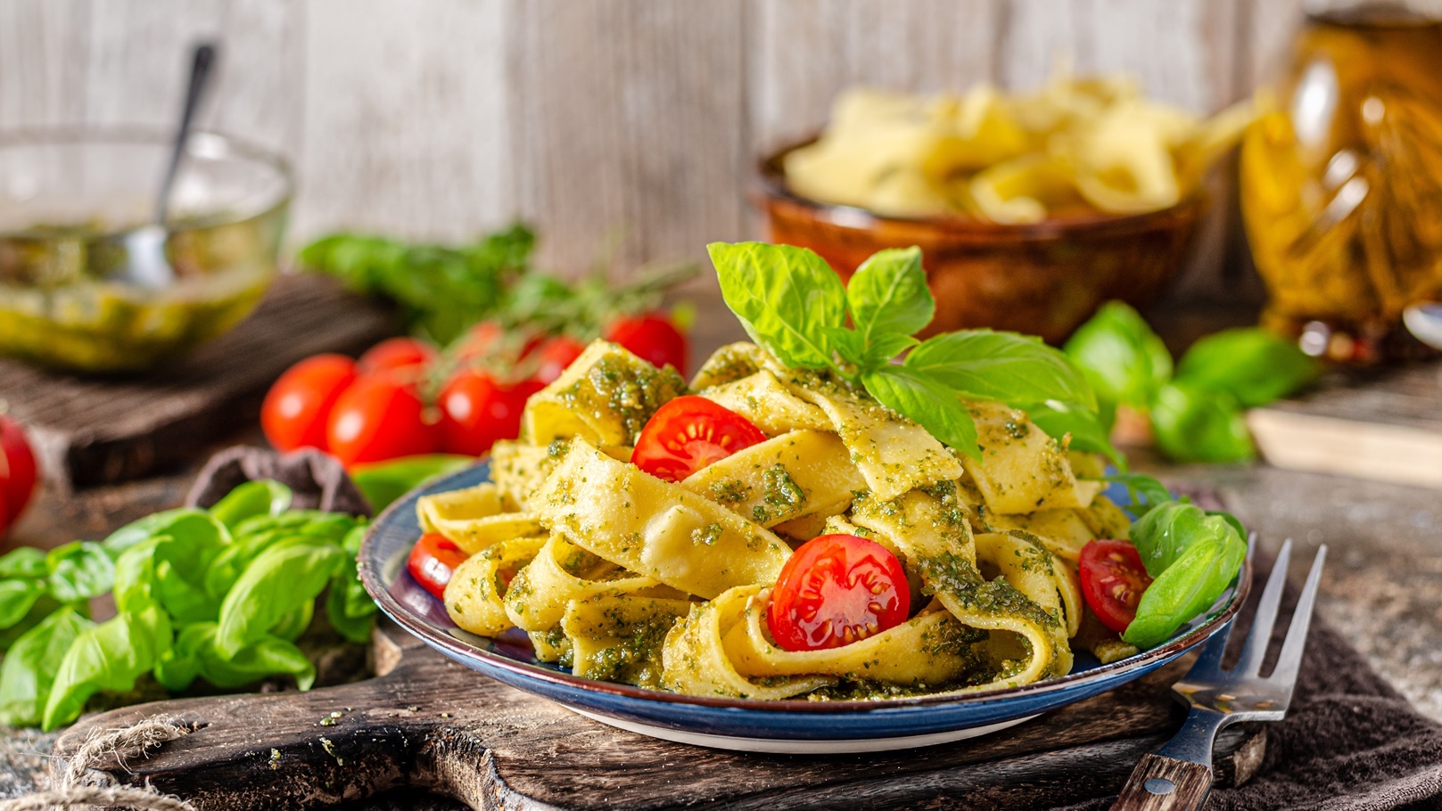 مكرونة بالدجاج وصوص البيستو