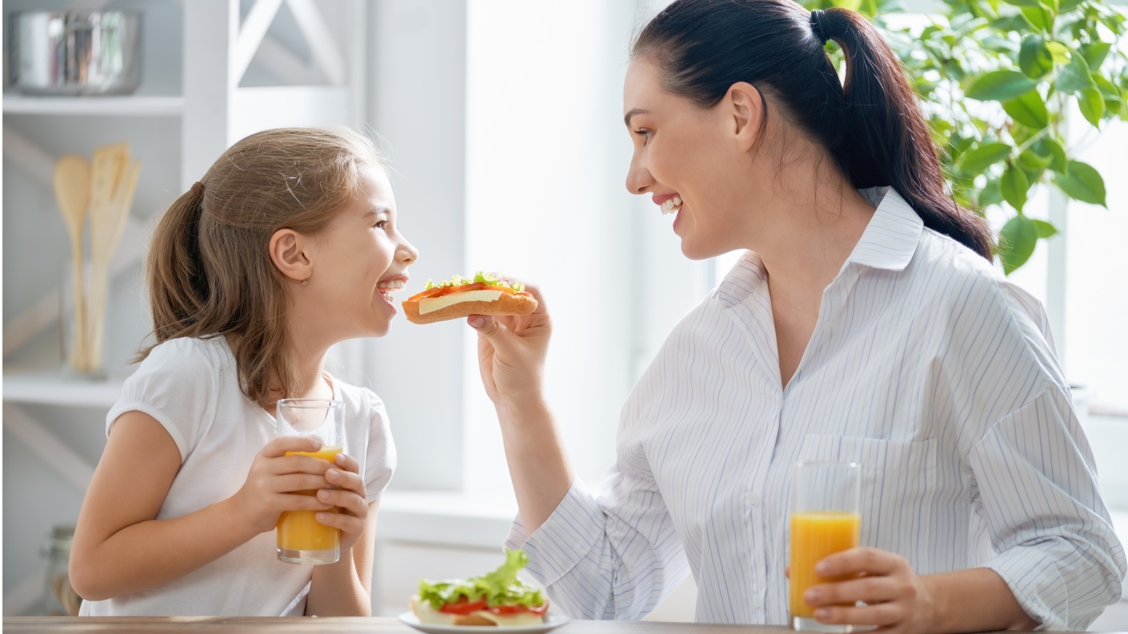 عائلة في وجبة الإفطار