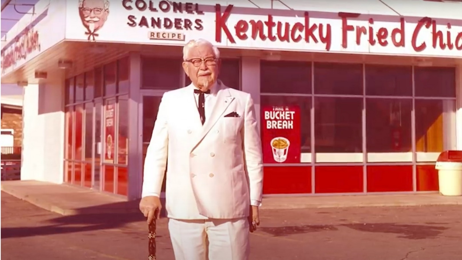 كولونيل ساندرز أمام أول مطعم كنتاكي