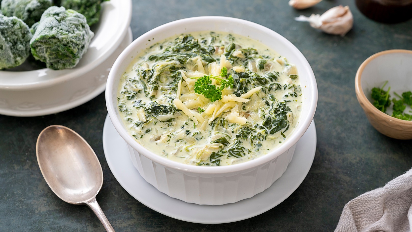 طبق الدجاج بالسبانخ مزين بالجبن