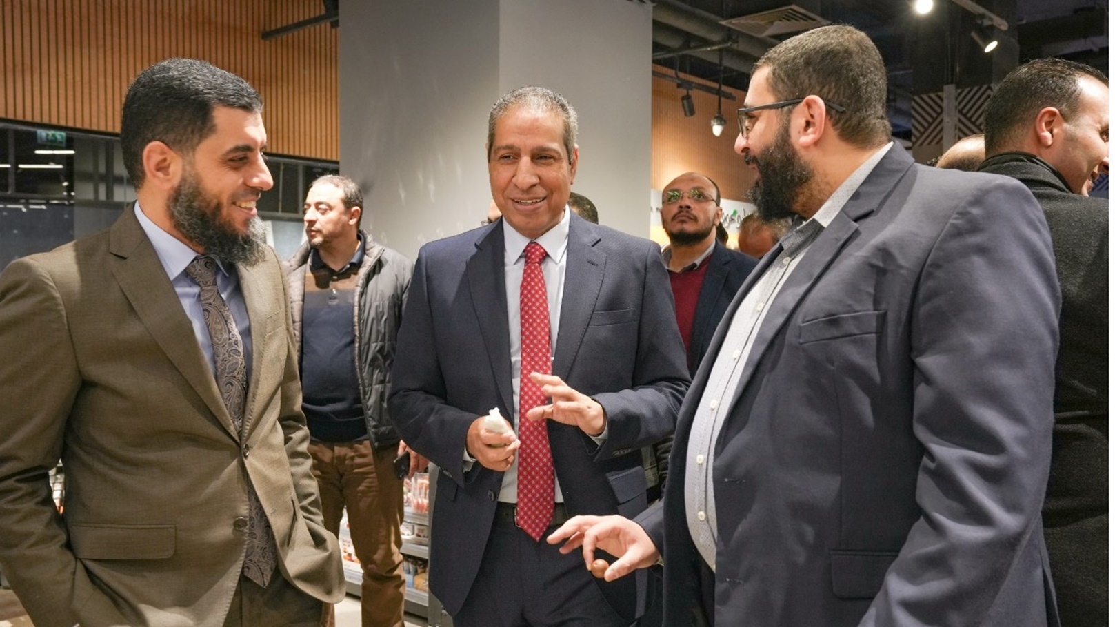 د.ممدوح الأمين ود.صلاح فاروق خلال افتتاح "الفا ماركت" بالرحاب